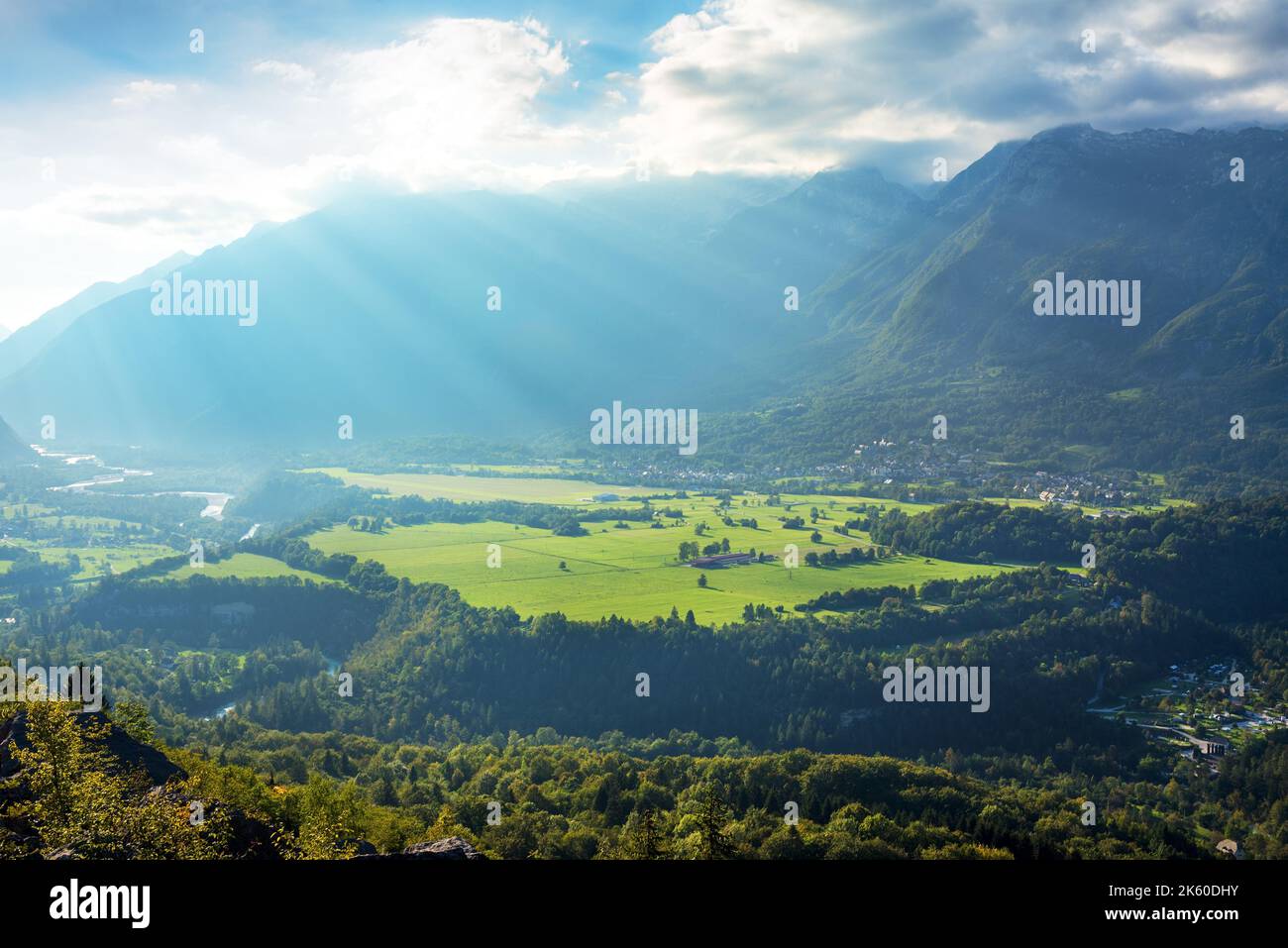 Vallée en montagne. Rayons du soleil Banque D'Images