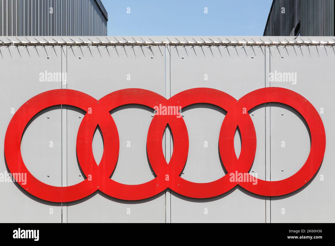 Villefranche, France - 21 mai 2018 : logo Audi sur un portail. Audi est un constructeur automobile allemand Banque D'Images