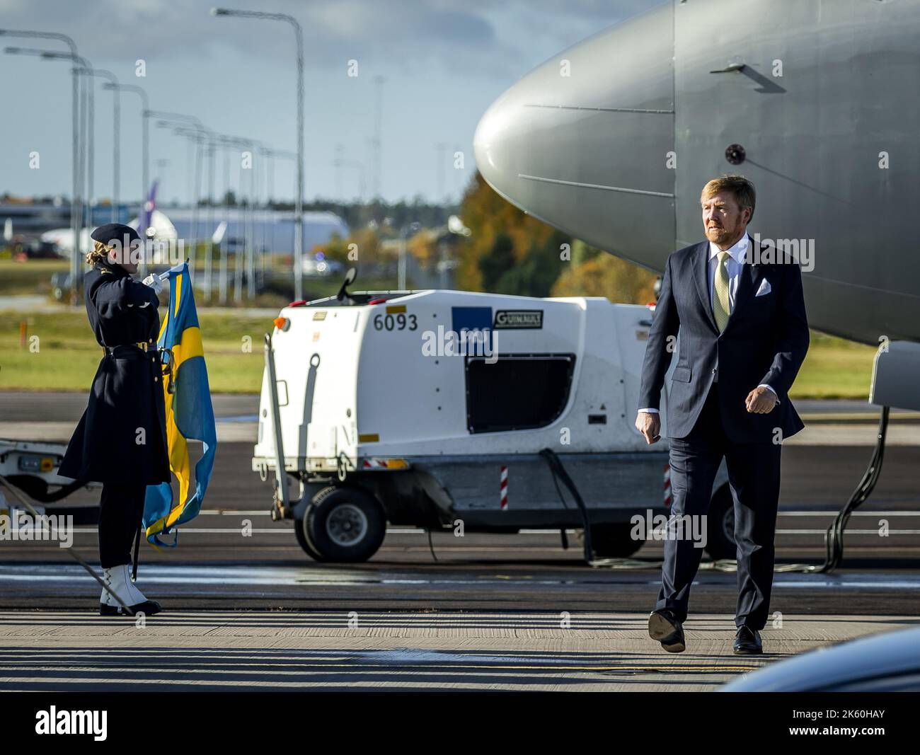 Stockholm, Suède. 11th octobre 2022. Stockholm Suède, 2022-10-11 11:05:09 STOCKHOLM - le roi Willem Alexander à l'aéroport d'Arlanda pour une visite d'État de trois jours en Suède. Lui et la reine Maxima ont été accueillis par la princesse Victoria et le prince Daniel. ANP REMKO DE WAAL pays-bas - belgique OUT crédit: ANP/Alay Live News crédit: ANP/Alay Live News Banque D'Images