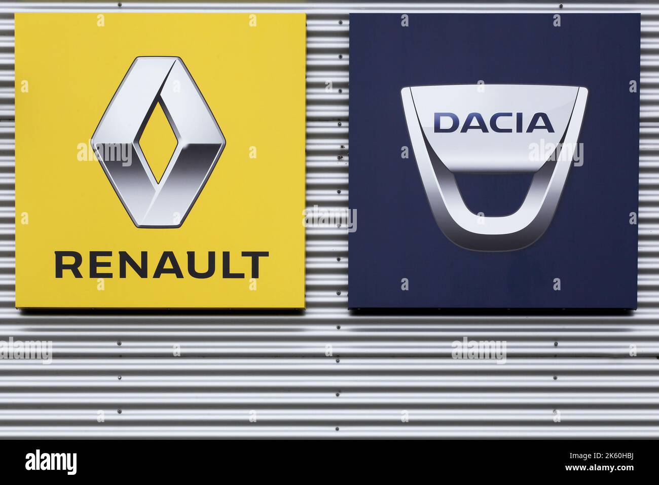 RISSKOV, Danemark - 25 juillet 2020 : logos Renault et Dacia sur un mur. Le constructeur automobile roumain Dacia a été acquis par le groupe renault en 1999 Banque D'Images