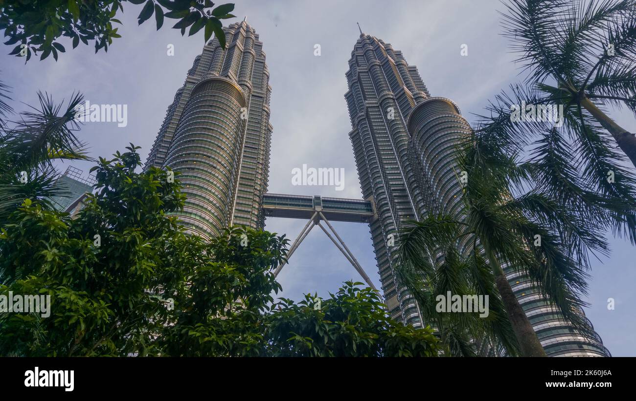Kuala Lumper, Malaisie - 26 février 2018 : en regardant les arbres de passage dans les tours jumelles Petronas. Banque D'Images