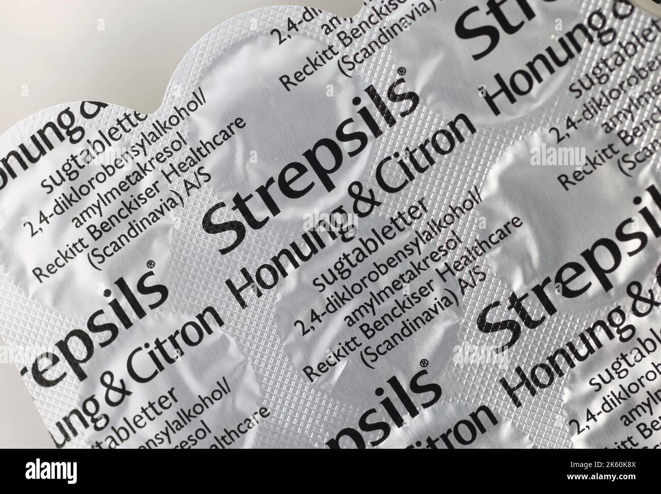 Strepsils est une marque de pastilles de gorge fabriquées par Reckitt. Les pastilles de gorge de Strepsils sont utilisées pour soulager l'inconfort causé par les infections de la bouche et de la gorge. Banque D'Images