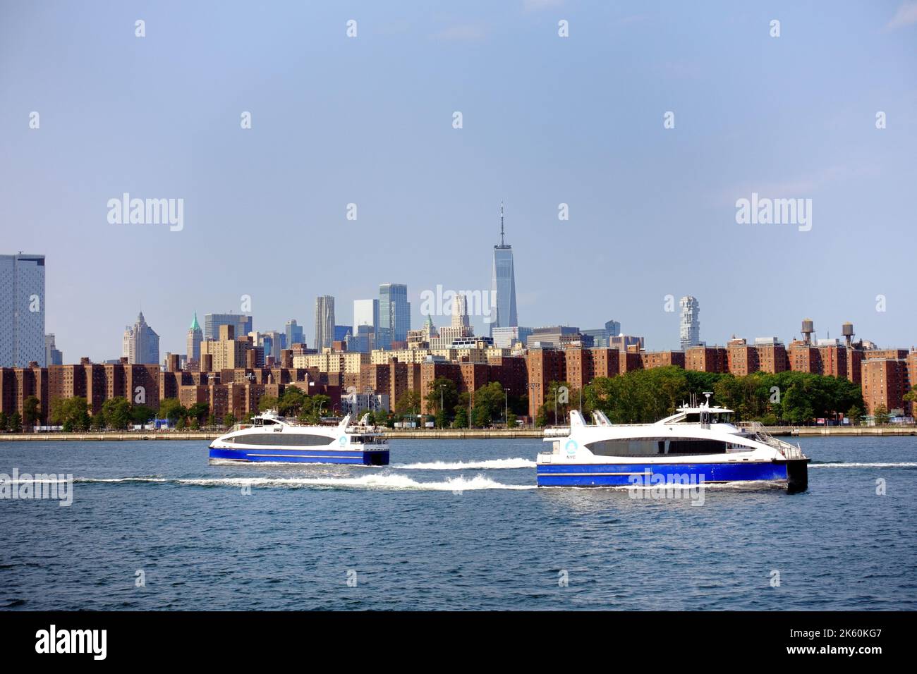 Les ferries de la ville de New York longent l'East River en face du World Trade Center Banque D'Images