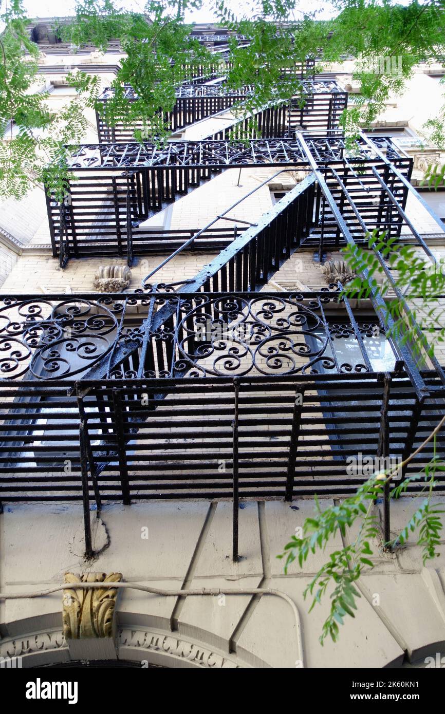 Le feu s'échappe sur le côté des bâtiments de New York Banque D'Images