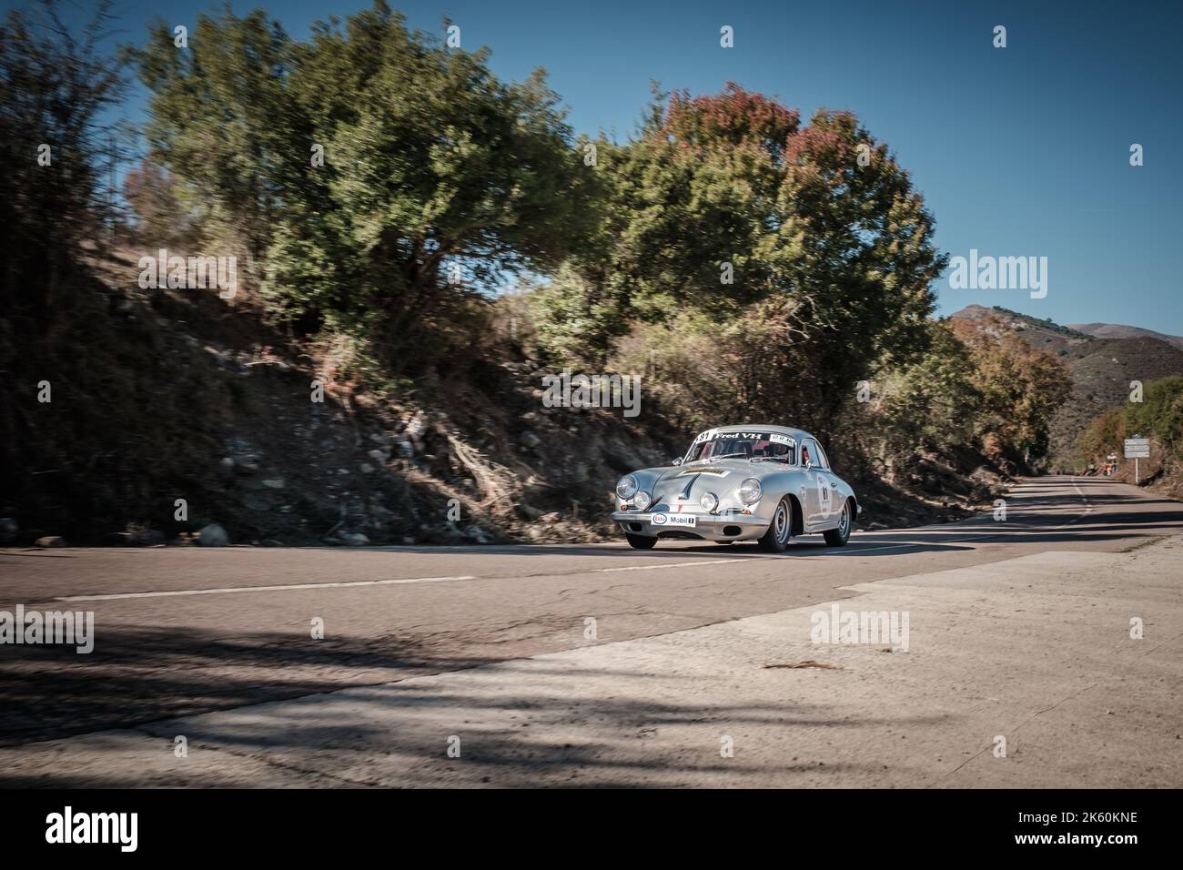 Novella, Corse, France - 7th octobre 2022 : Dominique Jouvin et Cladine Jouvin se disputent dans leur Porsche 956 dans le Tour de Corse Historique 2022. Banque D'Images