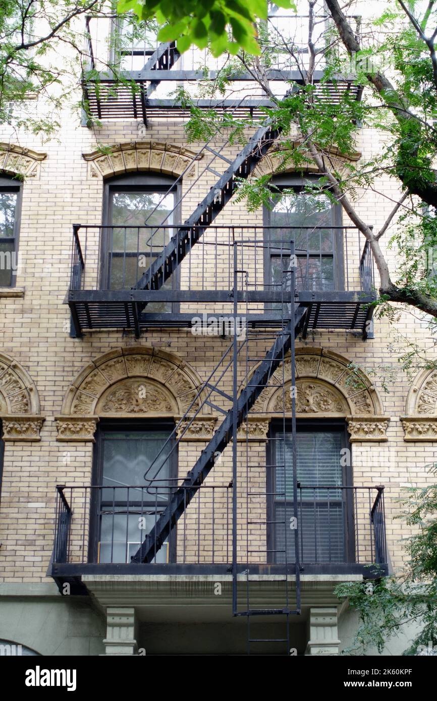 Le feu s'échappe sur le côté des bâtiments de New York Banque D'Images