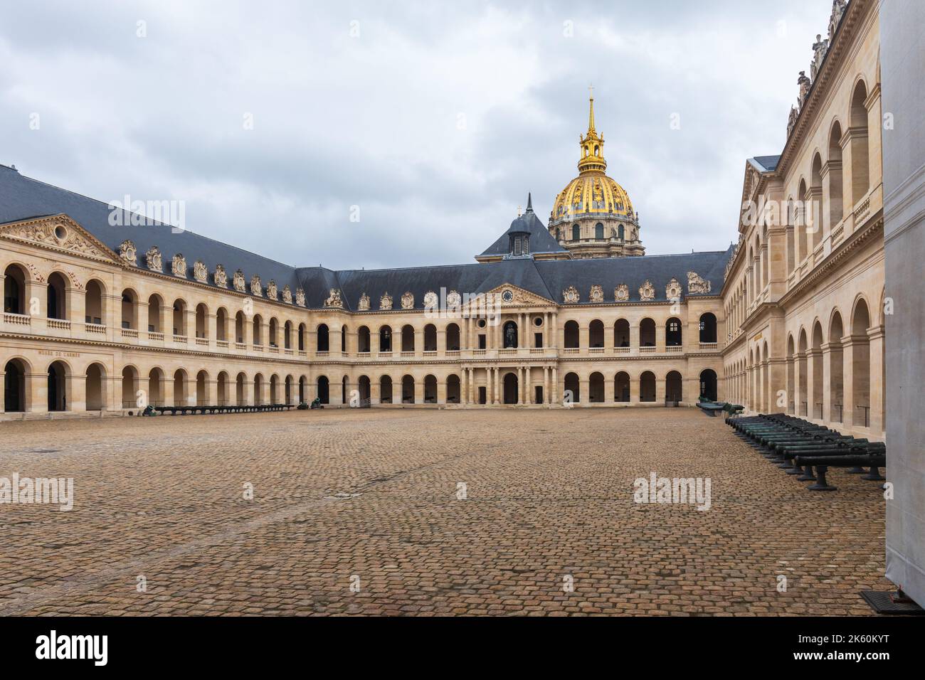 Hôtel des Invalides cour du Musée de l'Armée avec église du Dôme doré en arrière-plan. Site historique, 7th arrondissement de Paris Banque D'Images