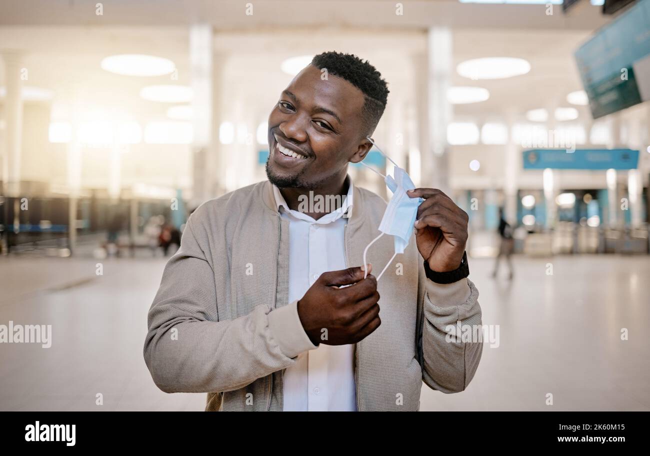 La fin d'une exigence de masque et d'une pandémie de covid. Un homme dans un aéroport, sur le point de partir et de voyager en public après la quarantaine et la vaccination. Se sent bien Banque D'Images