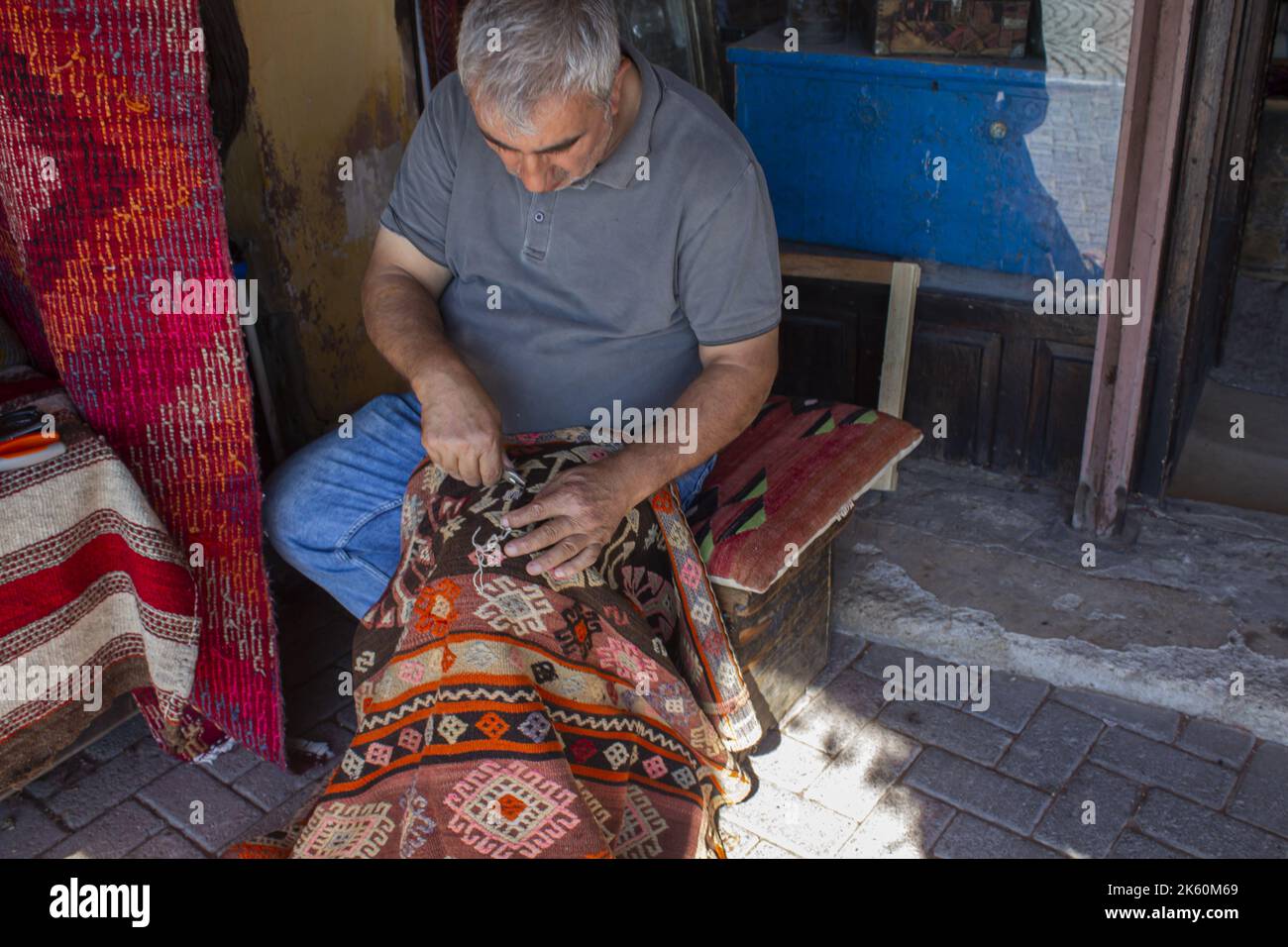 Bergama, Izmir, Turquie - 10.10.2022: Tissage de tapis, tapis traditionnel fait à la main Banque D'Images