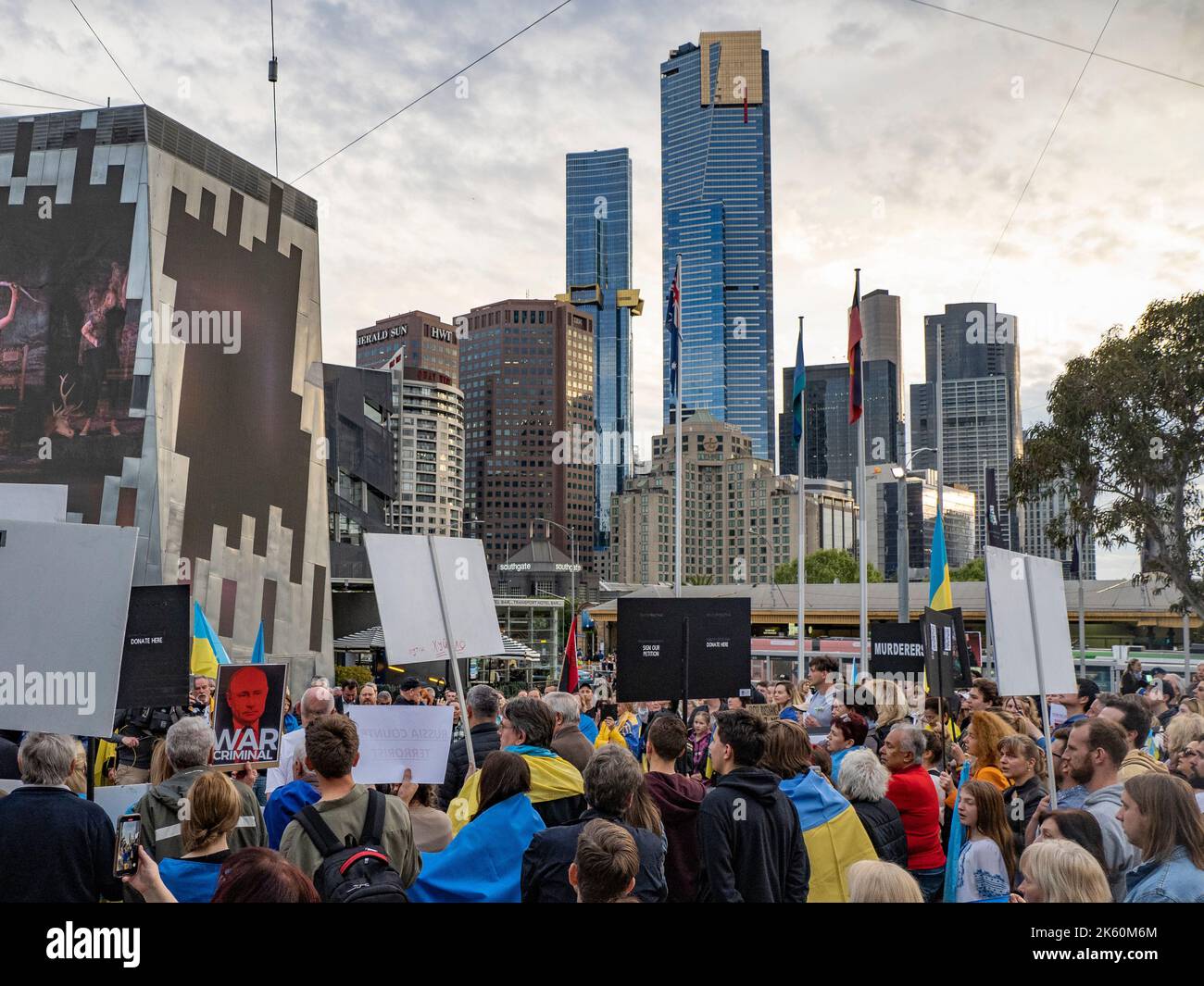 11th octobre 2022, Melbourne, Australie. Les gens se rassemblent sur la place de la Fédération, à Melbourne, pour protester contre l'invasion de l'Ukraine par Vladmir Poutine, appelant à l'envoi d'armes et d'aide supplémentaires en Ukraine ainsi qu'au retrait de la Russie des Nations Unies. Credit: Jay Kogler/Alay Live News Banque D'Images