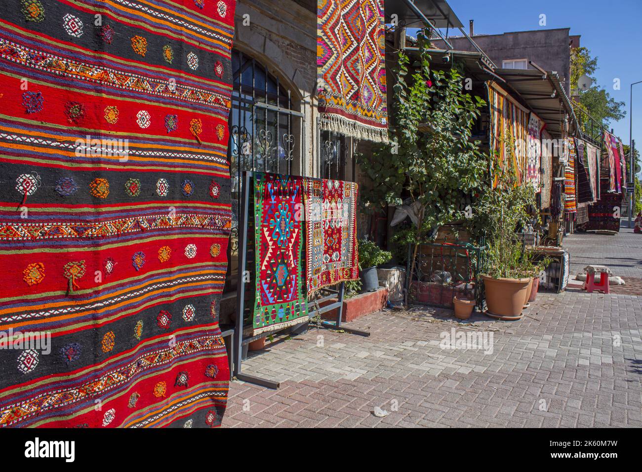 Tapis de tissage à la main, tapis faits à la main suspendus devant les boutiques de Bergama Izmir Banque D'Images