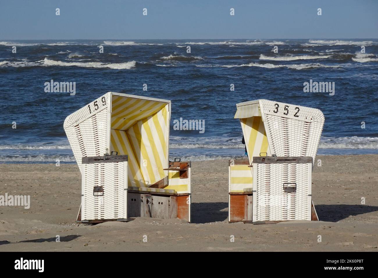 Baltrum, Allemagne. 11th octobre 2022. Des balises de plage abandonnées se trouvent dans le soleil d'automne chaud sur la plage de sable de l'île frisonne orientale de Baltrum, 11.10.2022. Crédit : Juergen Schwarz/Alay Live News Banque D'Images