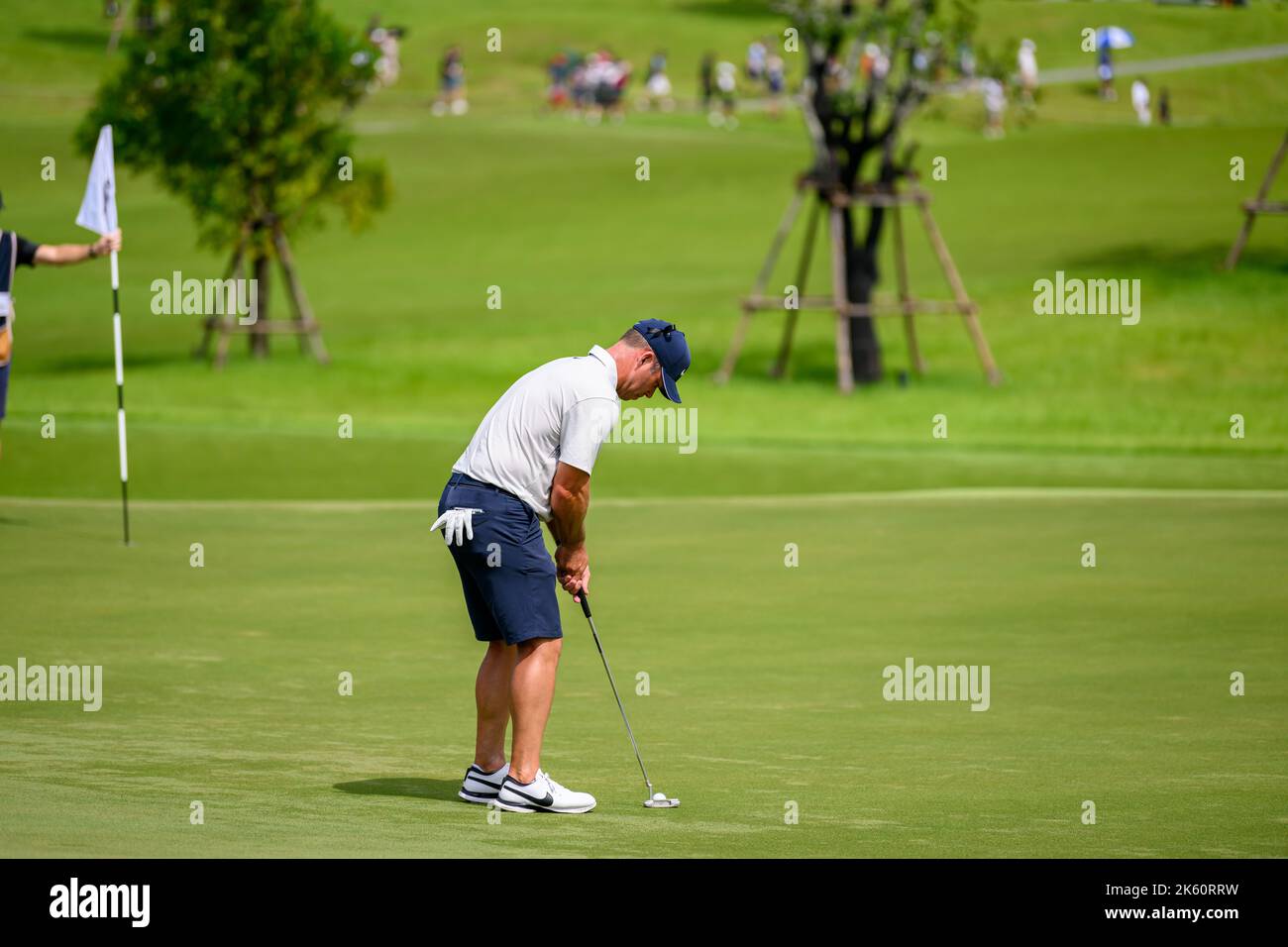 Paul Casey d'Angleterre pute sur le trou 7 au cours de la dernière partie du LIV Golf Invitational Bangkok au Stonehill Golf course à Bangkok, EN THAÏLANDE Banque D'Images