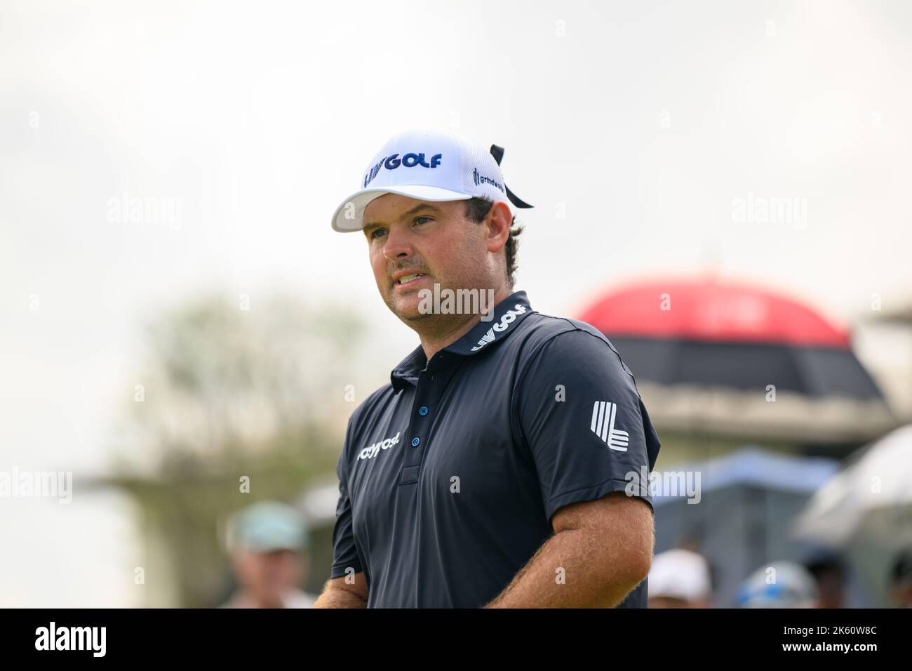 Patrick Reed des États-Unis part du tee à 10 au cours de la dernière partie du LIV Golf Invitational Bangkok au Stonehill Golf course à Bangkok, EN THAÏLANDE Banque D'Images