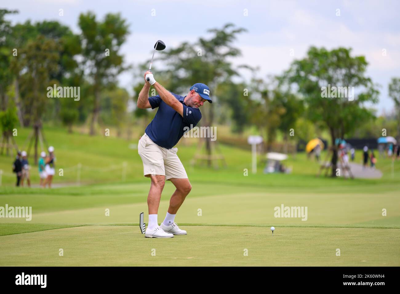 Lee Westwood, d'Angleterre, débarque au trou 15 lors de la dernière partie du LIV Golf Invitational Bangkok au Stonehill Golf course à Bangkok, EN THAÏLANDE Banque D'Images