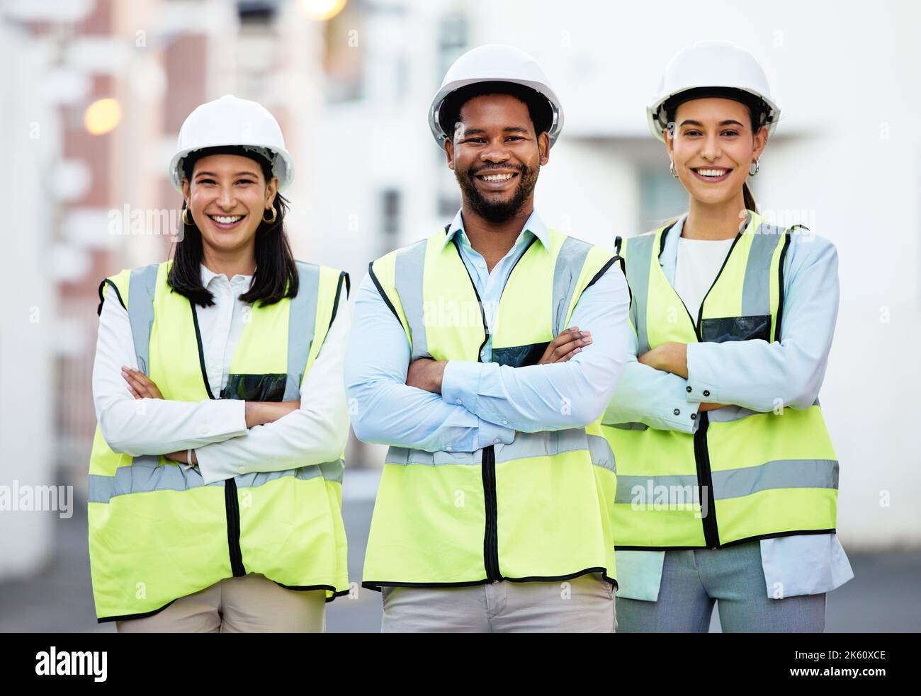 Vision, innovation et fier équipe de travailleurs de la construction heureux de la collaboration et de l'objectif sur le chantier de construction. Diversité, partenariat et chef de file en conception Banque D'Images