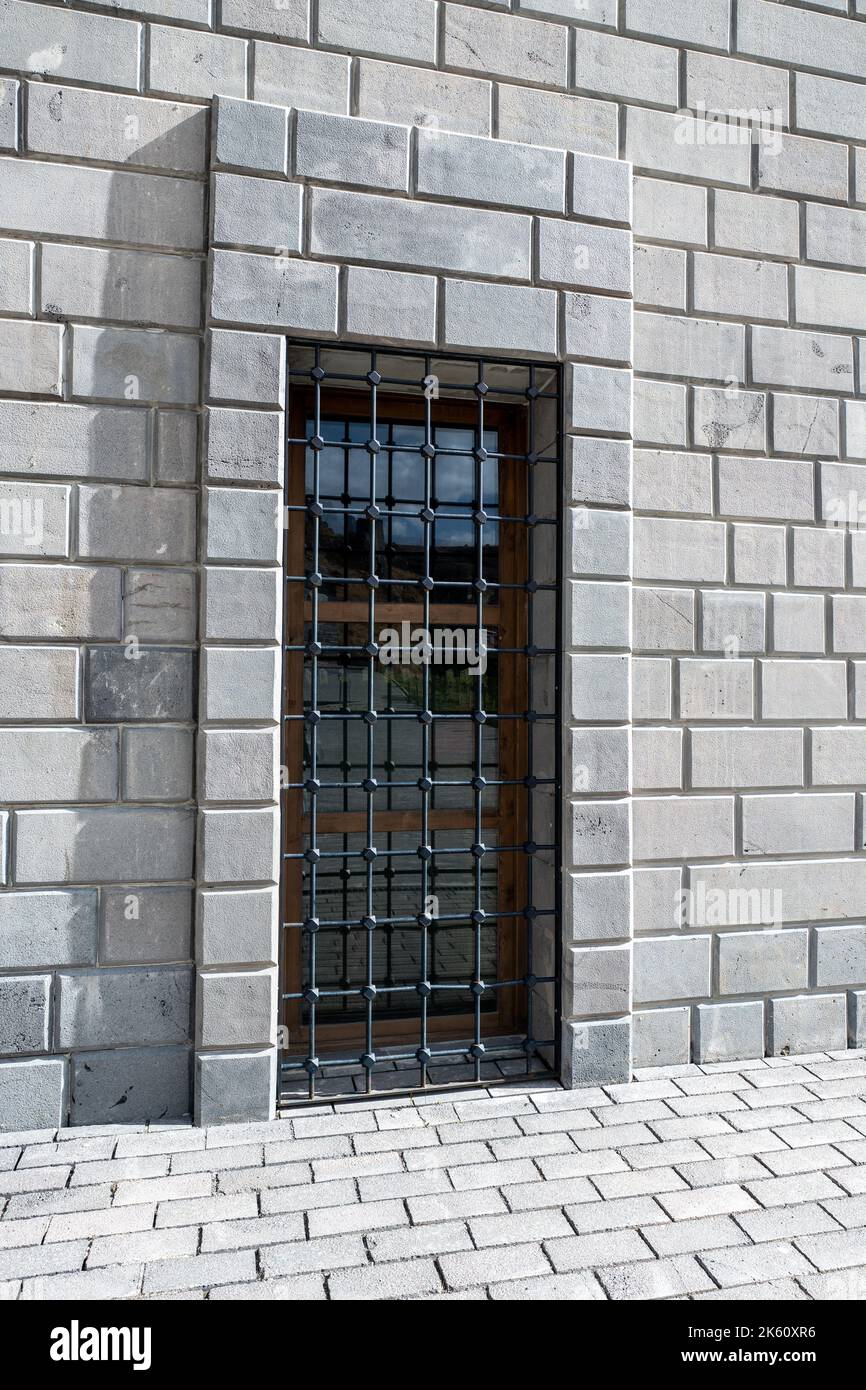 Ancienne maison classique en brique avec porte en verre et rambarde en métal noir pour la sécurité. Textures de porte et fond. Photo de haute qualité Banque D'Images