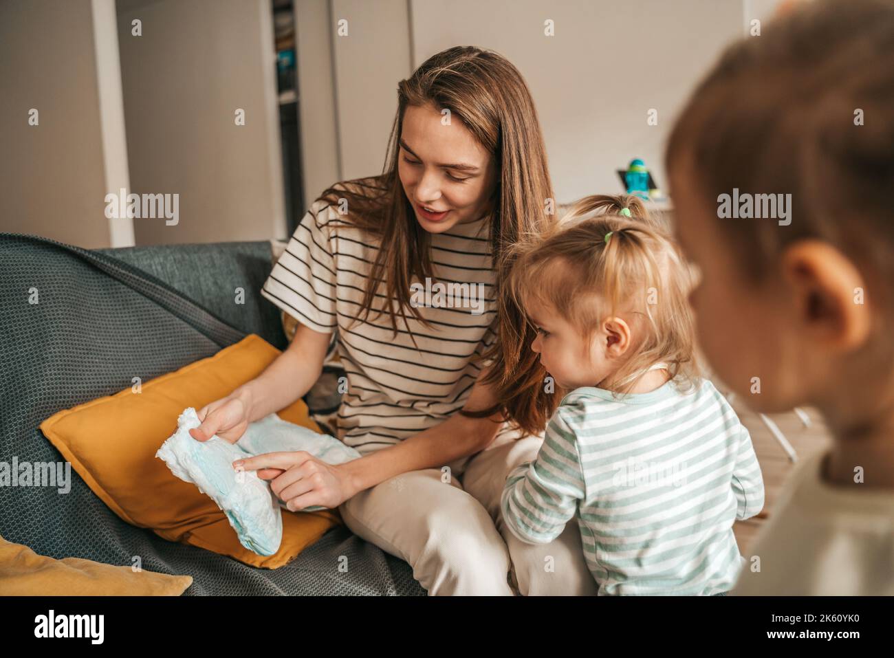 Mère pointant de la couche à ses enfants Banque D'Images