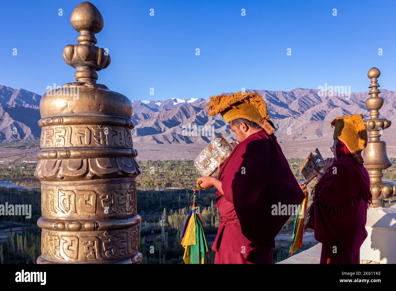 Moines bouddhistes soufflant des conques au monastère de Thikse (Thiksay Gompa), Ladakh, Inde Banque D'Images