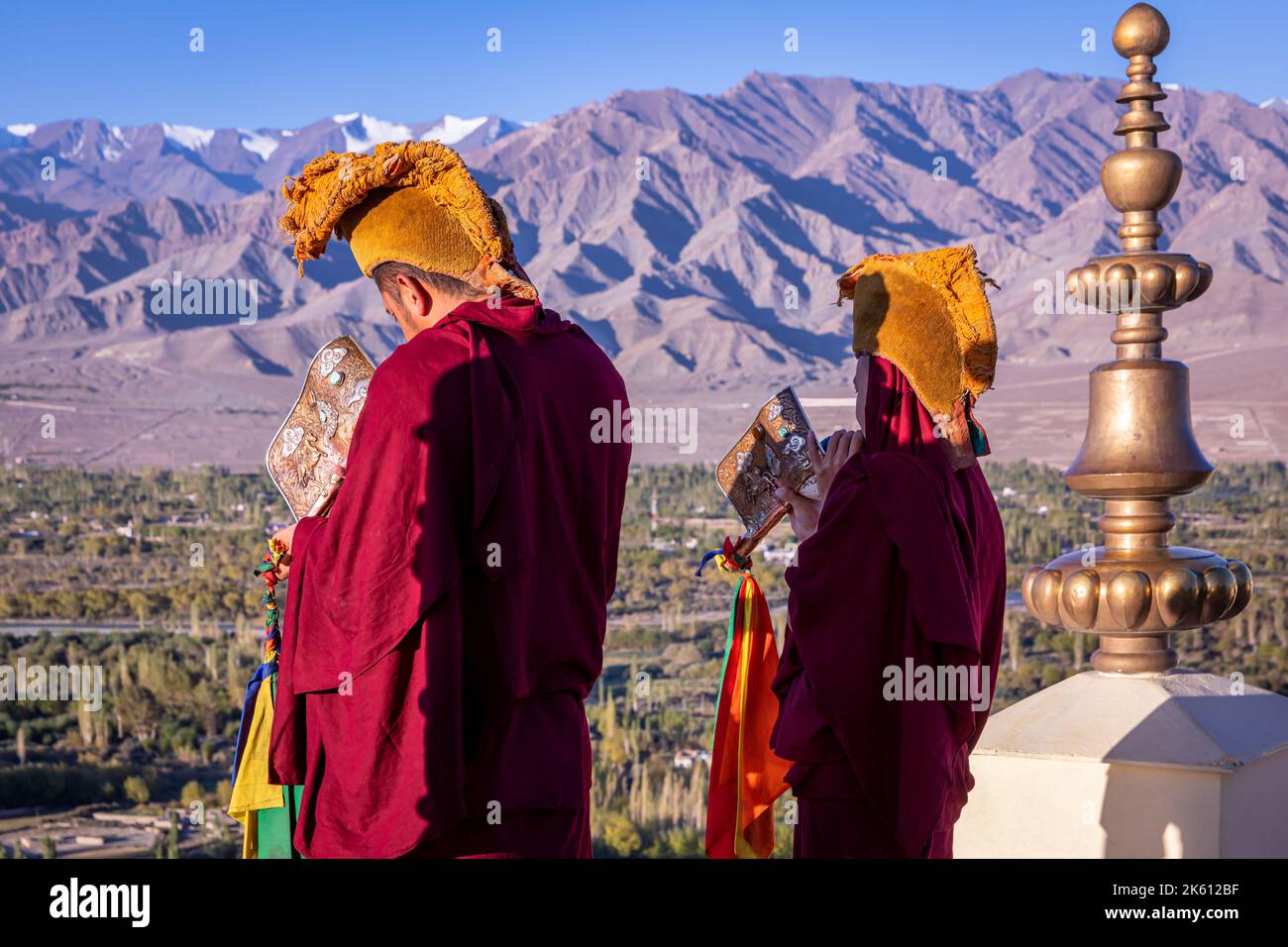 Moines bouddhistes soufflant des conques au monastère de Thikse (Thiksay Gompa), Ladakh, Inde Banque D'Images