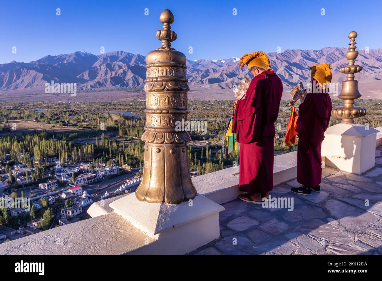 Moines bouddhistes soufflant des conques au monastère de Thikse (Thiksay Gompa), Ladakh, Inde Banque D'Images