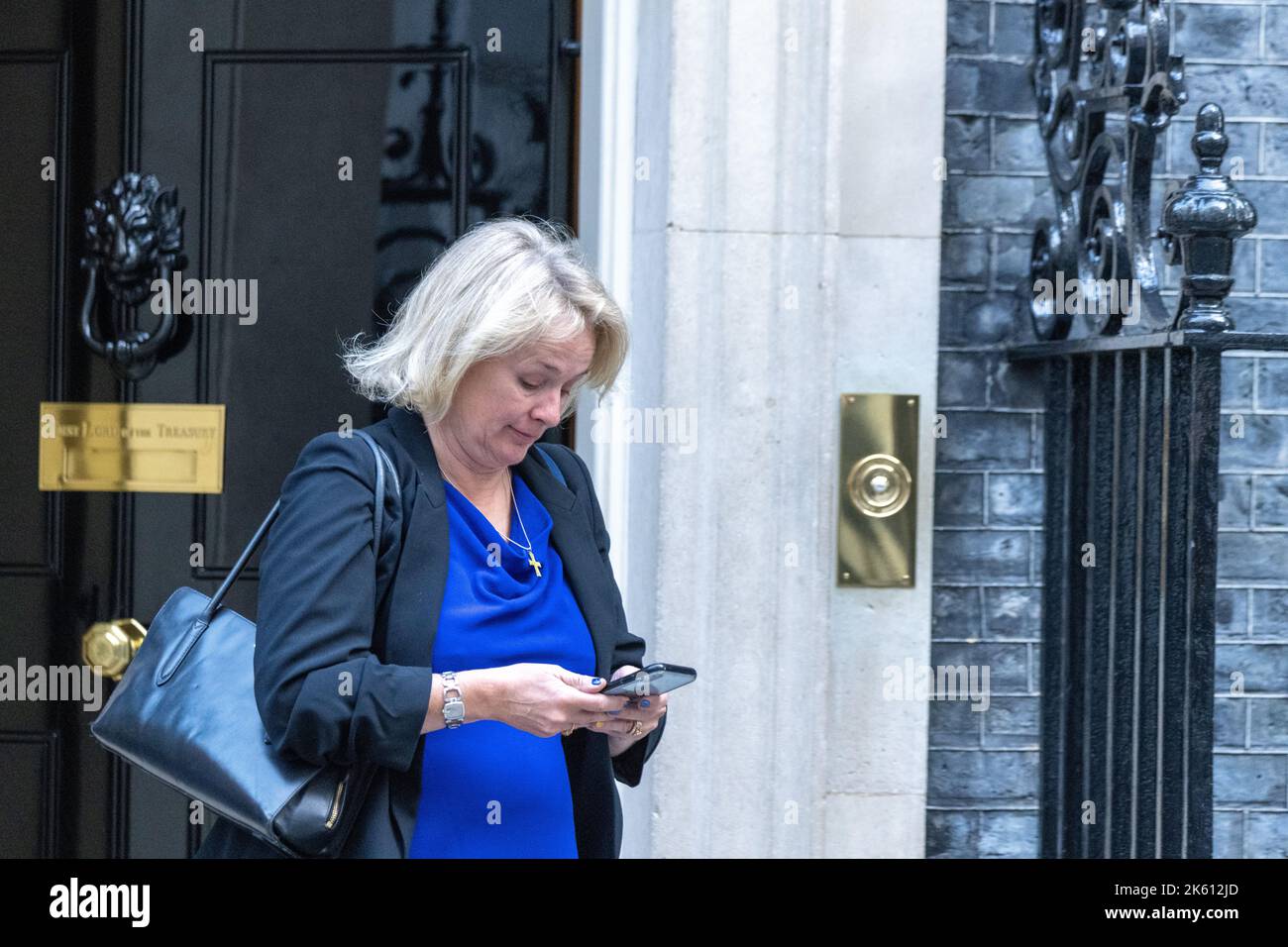Londres, Royaume-Uni. 11th octobre 2022. Vicky Ford, secrétaire au développement international, quitte une réunion du Cabinet au 10 Downing Street London. Crédit : Ian Davidson/Alay Live News Banque D'Images