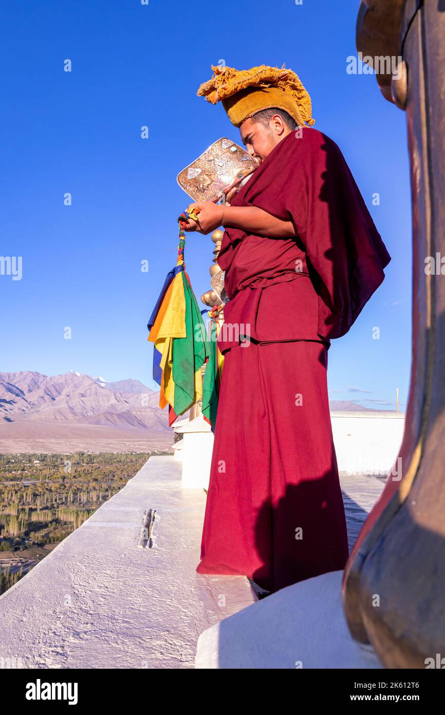 Moine bouddhiste soufflant une coquille de conch au monastère de Thikse (Thiksay Gompa), Ladakh, Inde Banque D'Images