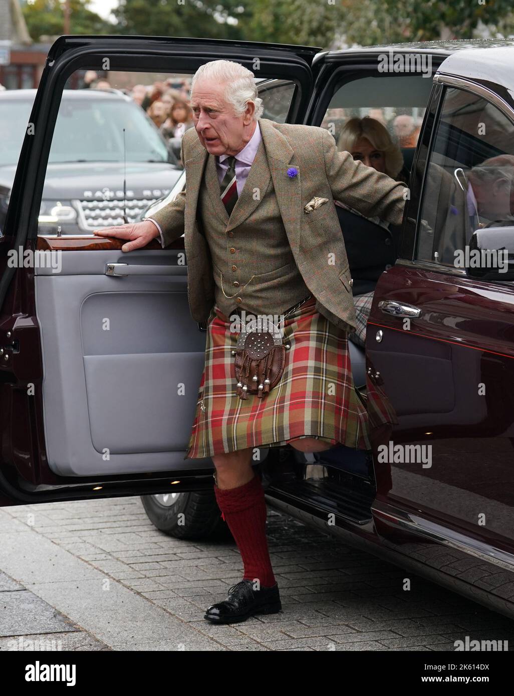 Le roi Charles III arrive à une réception pour remercier la communauté d'Aberdeenshire pour son organisation et son soutien après la mort de la reine Elizabeth II à Station Square, dans les Halls Victoria & Albert, Ballater. Date de la photo: Mardi 11 octobre 2022. Banque D'Images