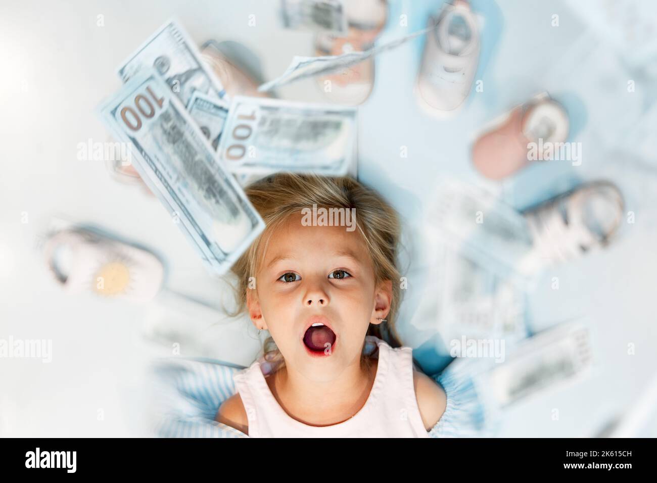 Enfant, dollar et chaussures ci-dessus avec regard wow, excité ou surprise sur le visage dans la maquette pour l'épargne, la vente ou le shopping au détail. Finance, argent et investissement Banque D'Images