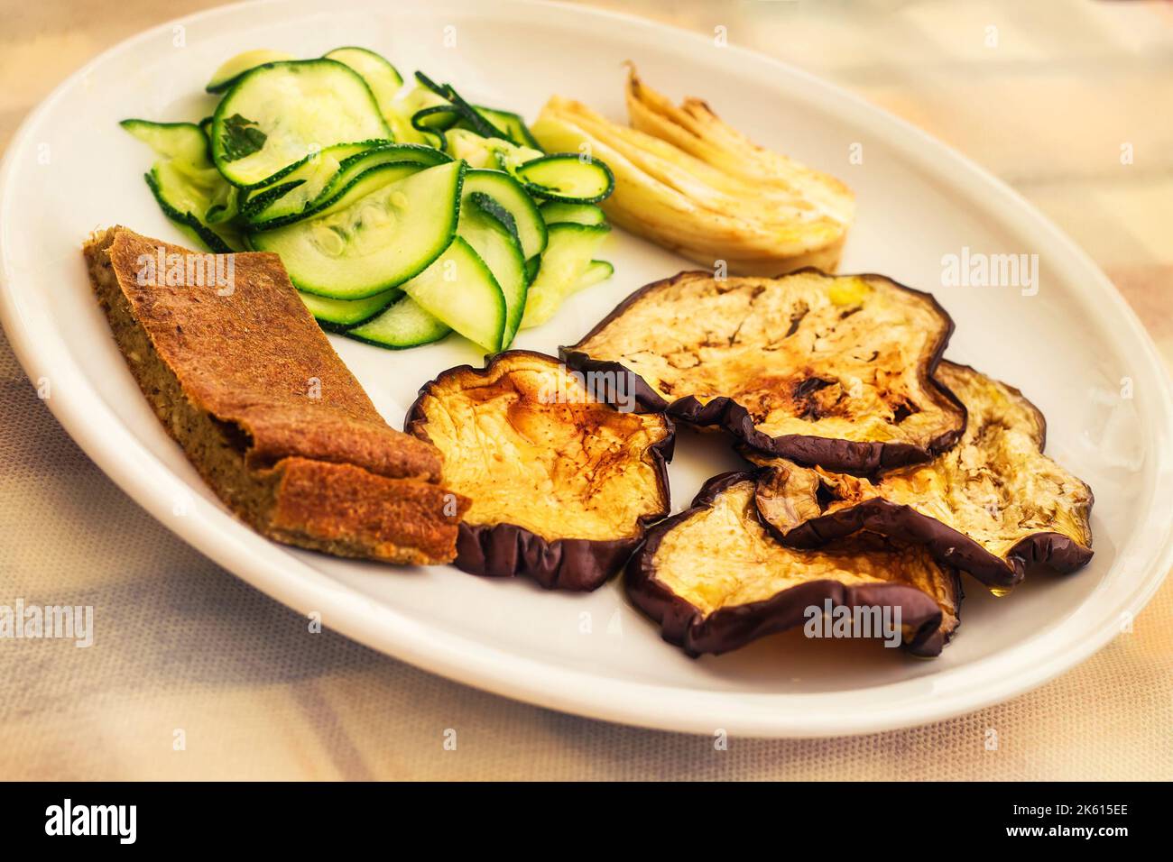 Un hors-d'œuvre végétarien de Puglia, Italie - pain à la farine de maïs maison avec courgettes grillées, artichaut et aubergines (sélection) Banque D'Images