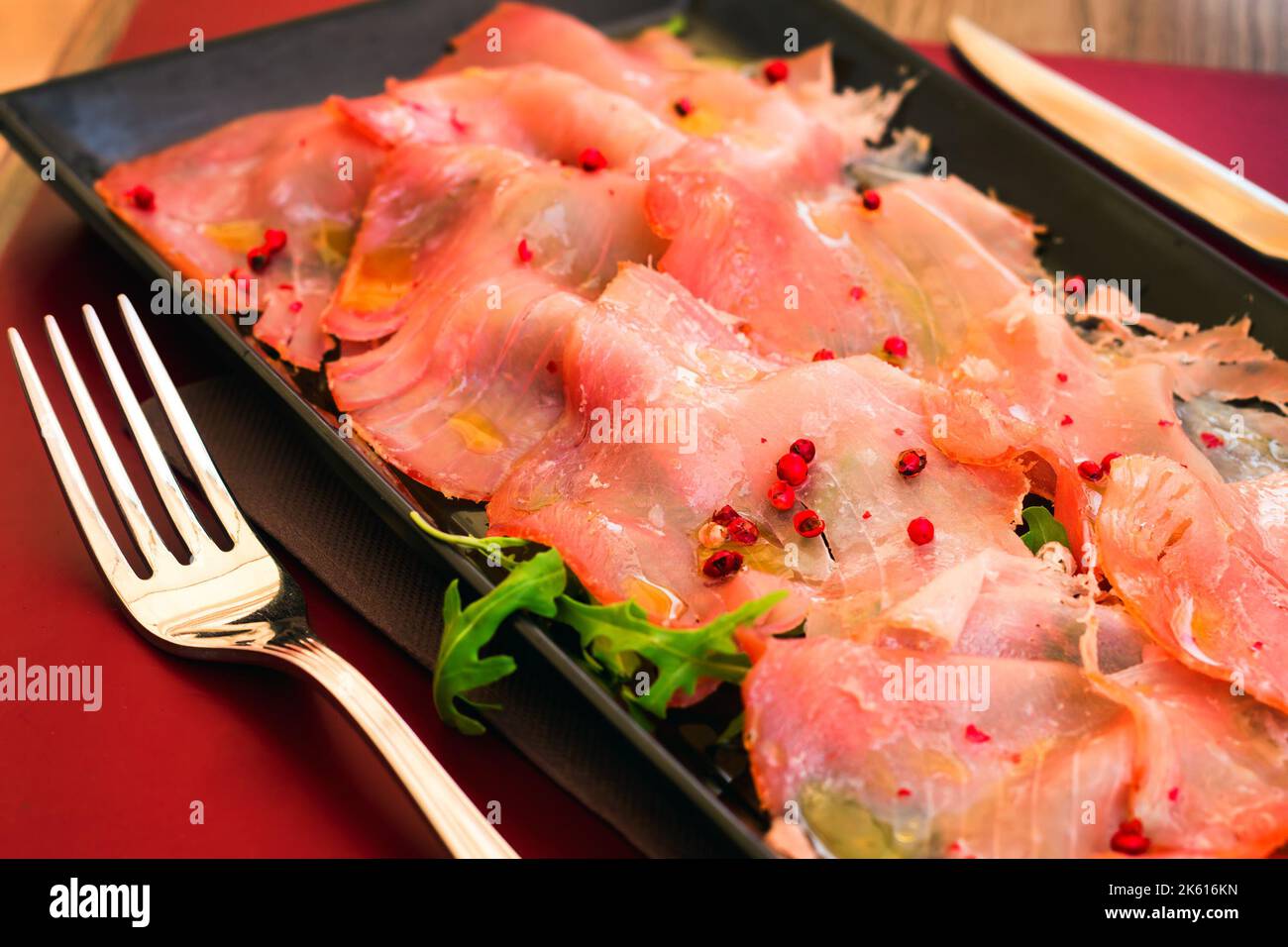 Carpaccio de thon avec arugula et épices (attention sélective) Banque D'Images