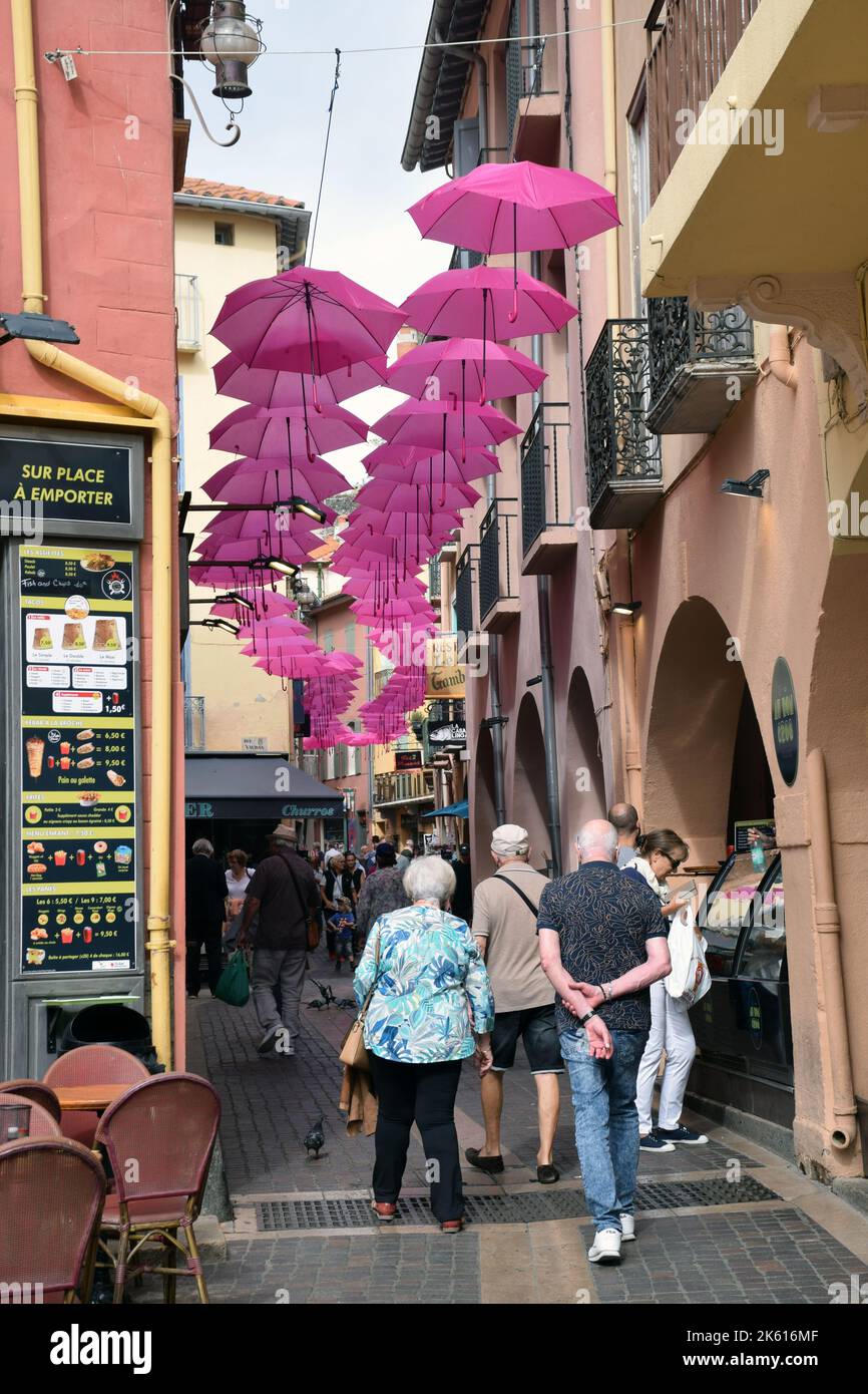 Octobre Rose, sensibilisation au cancer du sein, Collioure, Pyrénées-Orientales, Sud de la France 2022. Parasols roses et décorations sont partout Banque D'Images