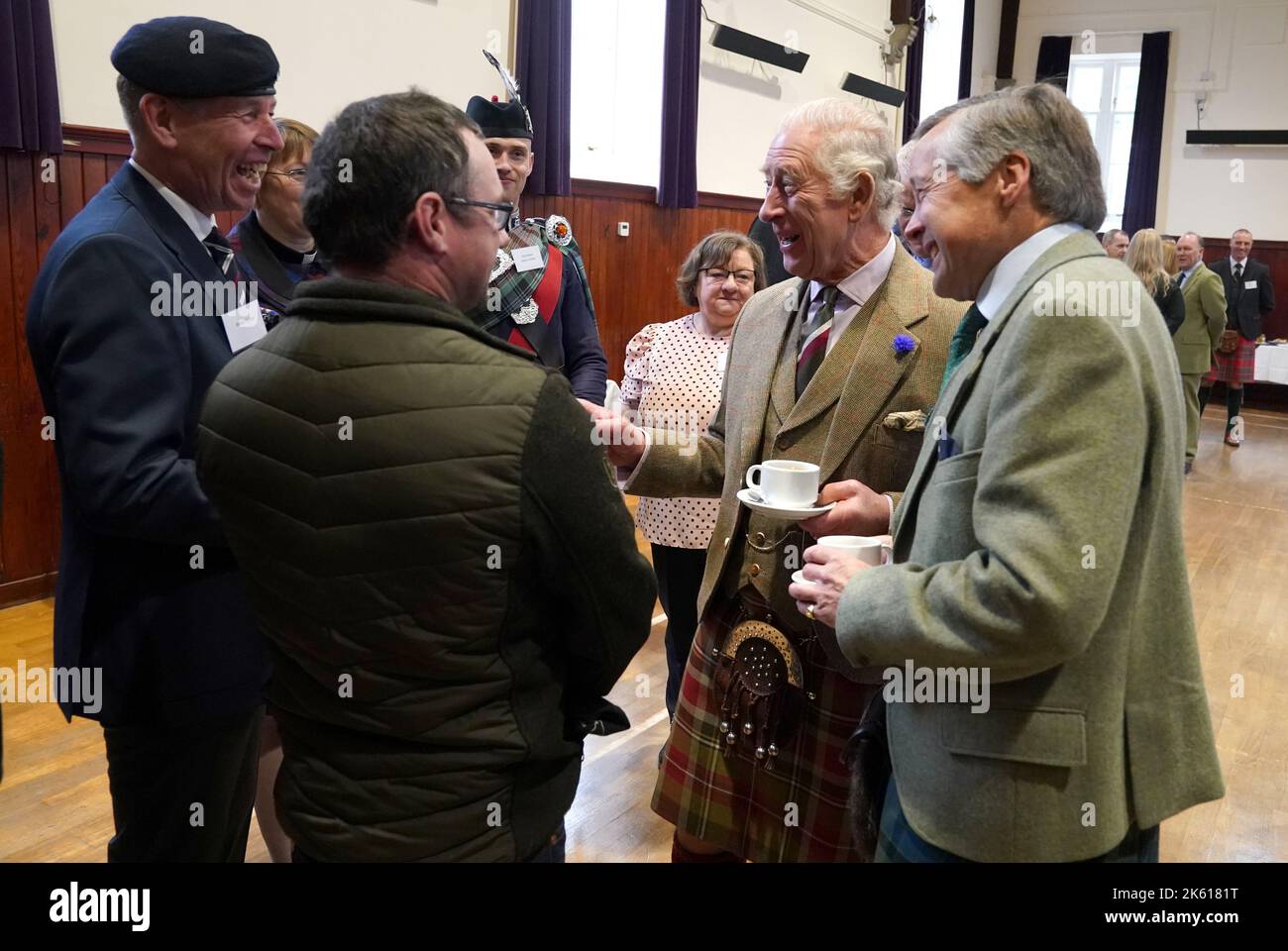 Le roi Charles III assiste à une réception pour remercier la communauté d'Aberdeenshire de son organisation et de son soutien après le décès de la reine Elizabeth II à Station Square, dans les Halls Victoria & Albert, Ballater. Date de la photo: Mardi 11 octobre 2022. Banque D'Images