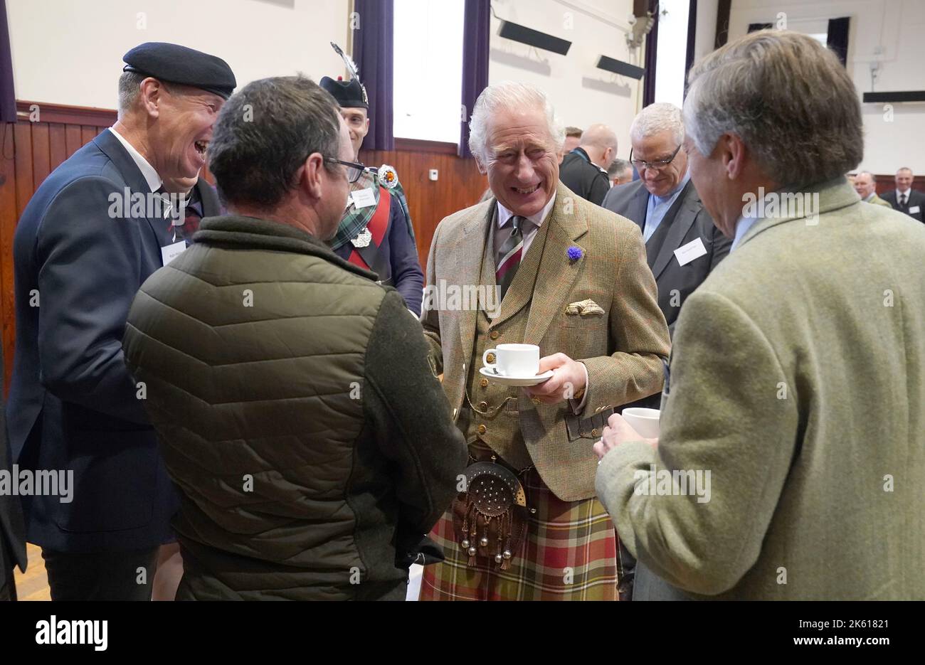 Le roi Charles III assiste à une réception pour remercier la communauté d'Aberdeenshire de son organisation et de son soutien après le décès de la reine Elizabeth II à Station Square, dans les Halls Victoria & Albert, Ballater. Date de la photo: Mardi 11 octobre 2022. Banque D'Images
