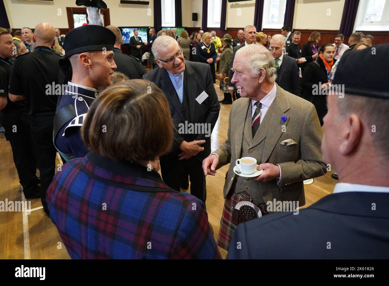 Le roi Charles III assiste à une réception pour remercier la communauté d'Aberdeenshire de son organisation et de son soutien après le décès de la reine Elizabeth II à Station Square, dans les Halls Victoria & Albert, Ballater. Date de la photo: Mardi 11 octobre 2022. Banque D'Images