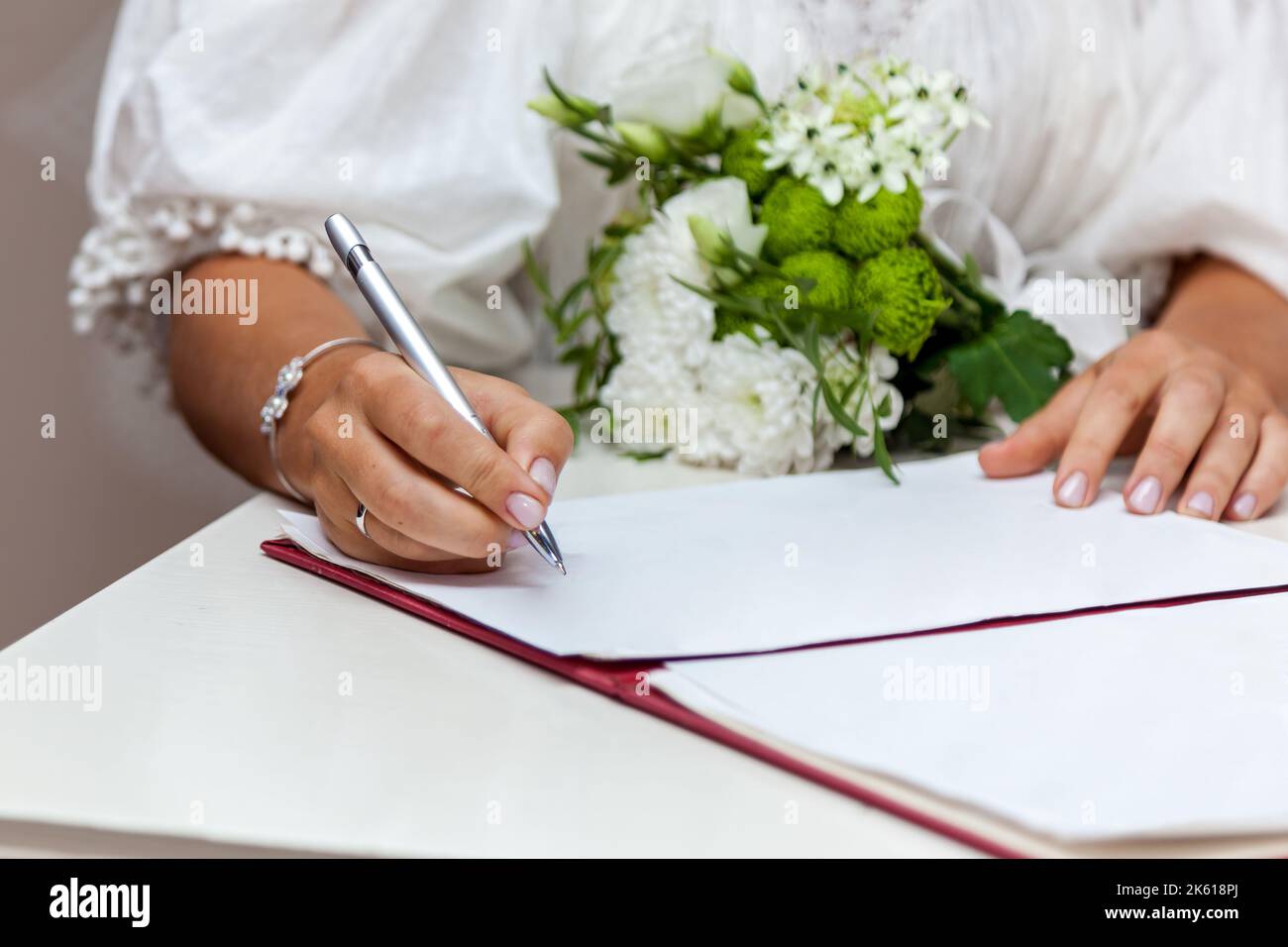 Cérémonie de mariage au bureau d'enregistrement, la mariée et le marié signent un certificat de mariage ou un contrat de mariage Banque D'Images