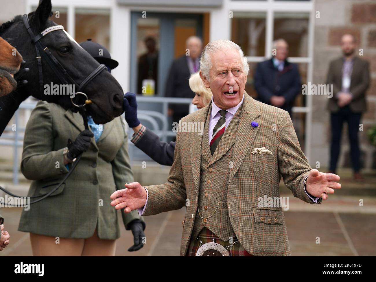 Le roi Charles III assiste à une réception pour remercier la communauté d'Aberdeenshire de son organisation et de son soutien après le décès de la reine Elizabeth II à Station Square, dans les Halls Victoria & Albert, Ballater. Date de la photo: Mardi 11 octobre 2022. Banque D'Images