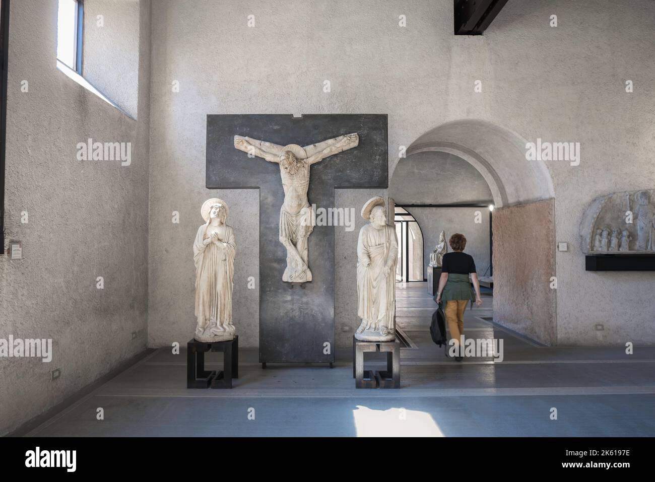 Musée d'art de Vérone, vue sur une Crucifixion médiévale flanquée de sculptures de deux saints au rez-de-chaussée du Museo Castelvecchio à Vérone en Italie Banque D'Images