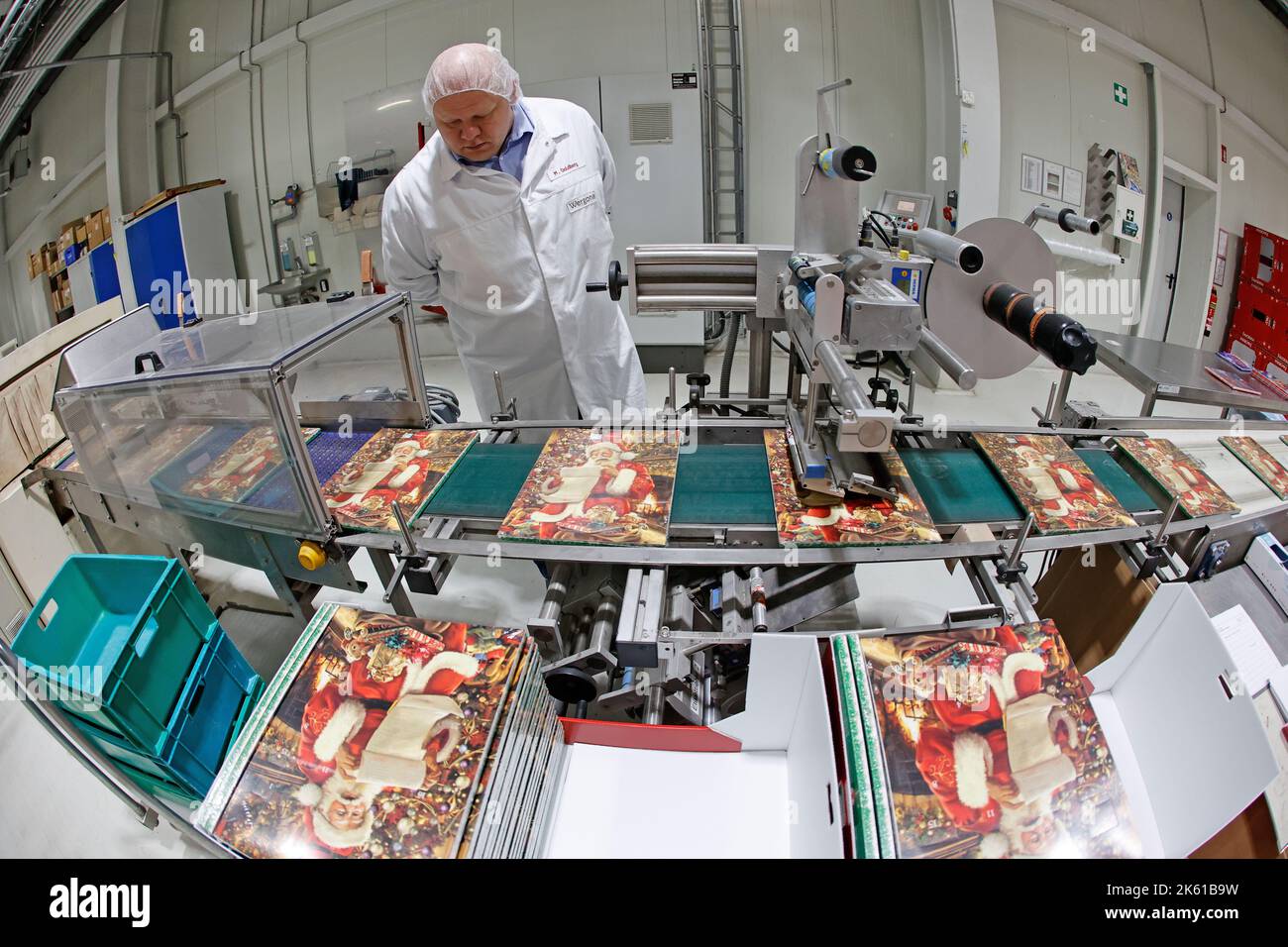Wernigerode, Allemagne. 11th octobre 2022. Les calendriers de l'Avent sont en sortie de la chaîne de production de l'usine de chocolat Wergona. La production du calendrier de Noël est actuellement en phase finale. Les calendriers de l'Avent et les chocolats de Noël de Wernigerode ont une longue tradition et sont exportés dans de nombreux pays. Credit: Matthias Bein/dpa/Alay Live News Banque D'Images