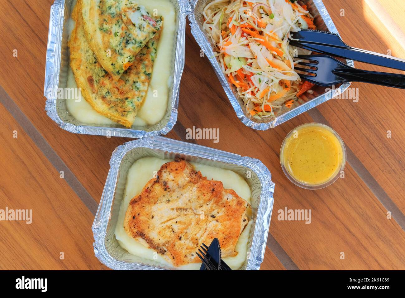 Plats à emporter. Boîte à lunch en aluminium avec filet de poulet, pommes de terre et salade. Livraison de nourriture. Vue de dessus. Banque D'Images