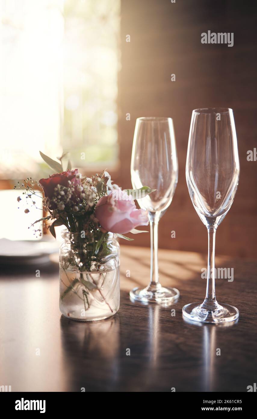 Champagne, pain grillé de luxe et verre pour boire de l'alcool lors d'une fête, d'une fête d'anniversaire ou d'un anniversaire de réussite. Texture, roses roses et cocktail Banque D'Images