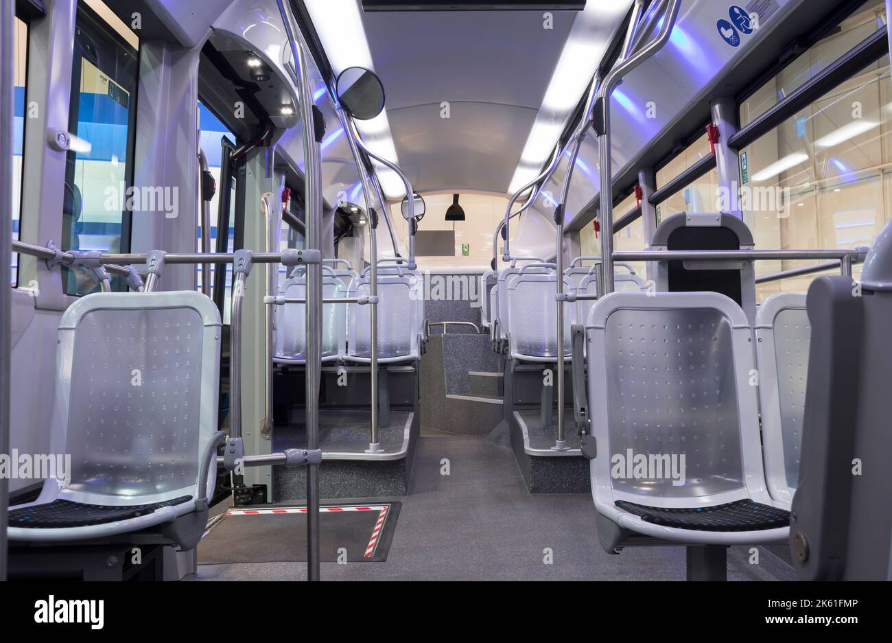 Intérieur d'un bus électrique Iveco, avec accès pour personnes à ...