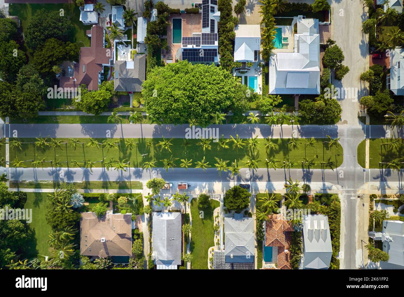 Vue depuis le dessus de grandes maisons résidentielles dans le club de golf à vie fermé dans le sud de la Floride. Les maisons de rêve américaines comme exemple de développement immobilier dans Banque D'Images