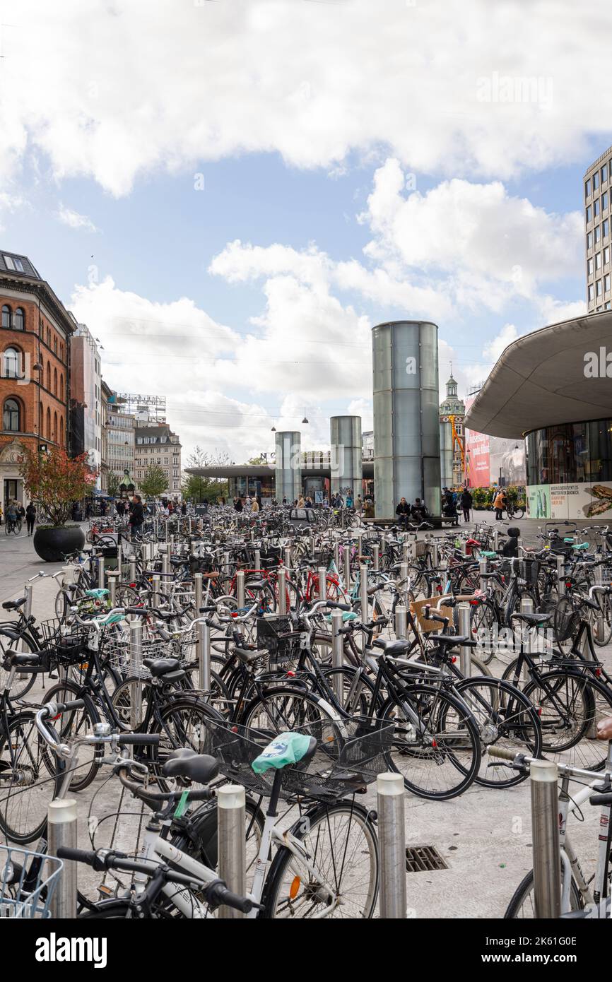 Copenhague, Danemark. Octobre 2022. Vue panoramique sur un grand parc de vélos dans le centre-ville Banque D'Images