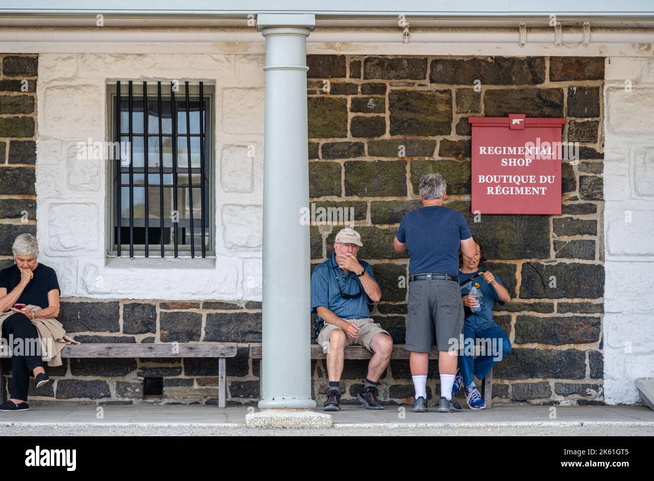 Halifax, Nova Scotai, Canada -- septembre 13. 2022. Photo des touristes assis à l'extérieur de la boutique de cadeaux de fort George, à Halifax, en Nouvelle-Écosse Banque D'Images