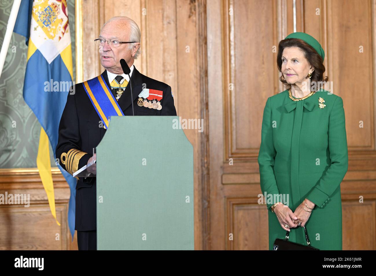 Le roi Carl Gustaf fait une déclaration à la presse dans la salle à manger de la reine Lovisa