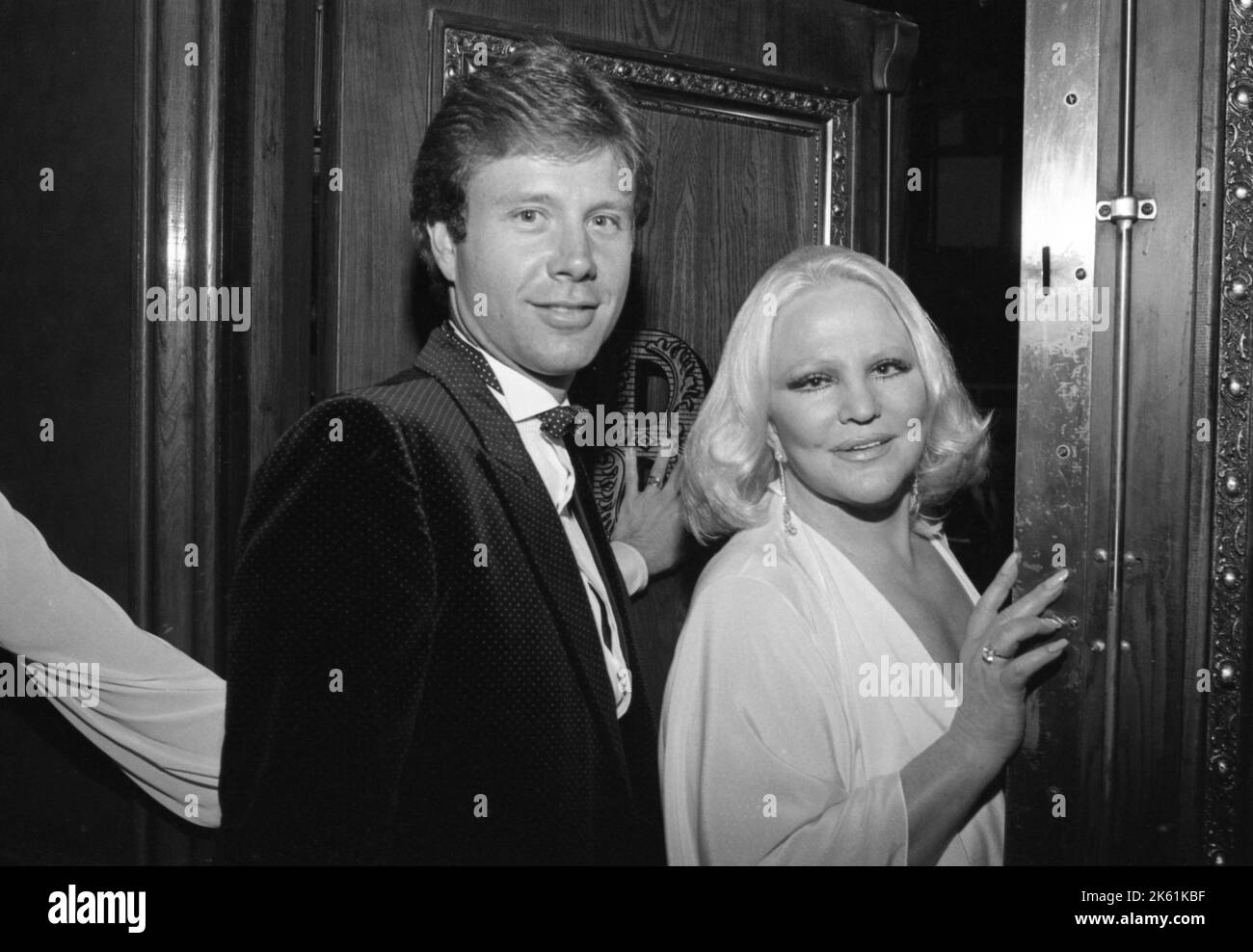 Steve Lenci et Peggy Lee à la soirée d'ouverture de Barnum au Brown Derby Restaurant février 1982 crédit: Ralph Dominguez/MediaPunch Banque D'Images