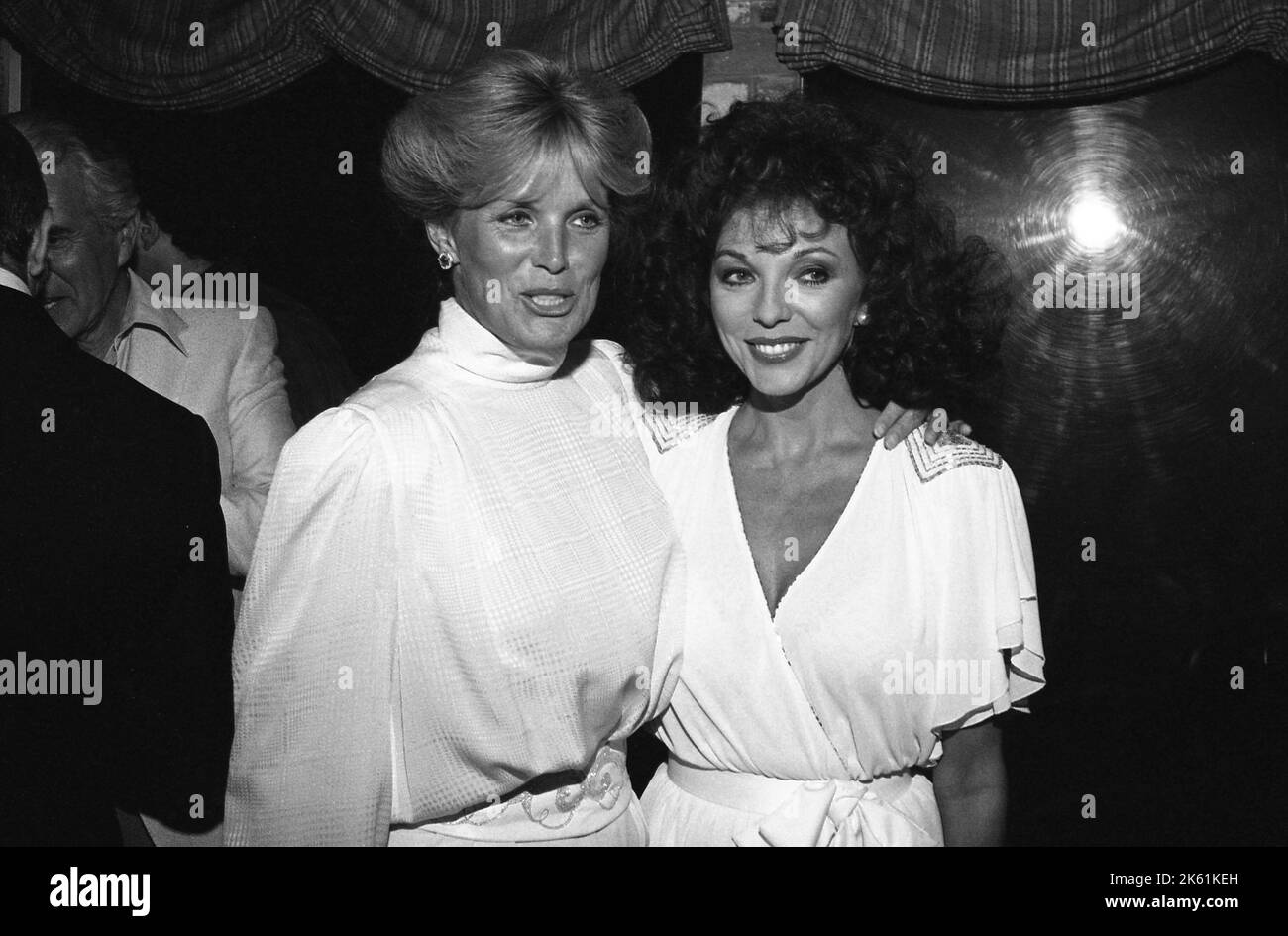 Linda Evans et Joan Collins à la famille Feud All-Star Premier Time cocktail spécial après la fête avec des acteurs de l'hôpital général, tous mes enfants, Dynasty et Knott's Landing sur 25 juillet 1982. Crédit: Ralph Dominguez/MediaPunch Banque D'Images