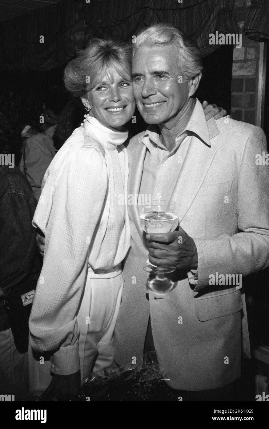 Linda Evans et John Forsythe à la famille feud All-Star Premier Time cocktail spécial après partie avec des acteurs de l'hôpital général, tous mes enfants, Dynasty et Knott's Landing sur 25 juillet 1982. Crédit: Ralph Dominguez/MediaPunch Banque D'Images