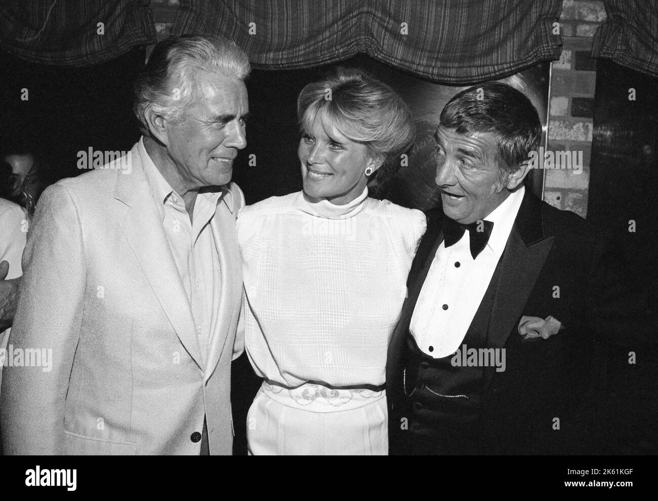 Linda Evans avec John Forsythe et Richard Dawson à la famille Feud All-Star Premier Time cocktail spécial après partie avec des acteurs de l'hôpital général, tous mes enfants, Dynasty et Knott's Landing sur 25 juillet 1982. Crédit: Ralph Dominguez/MediaPunch Banque D'Images